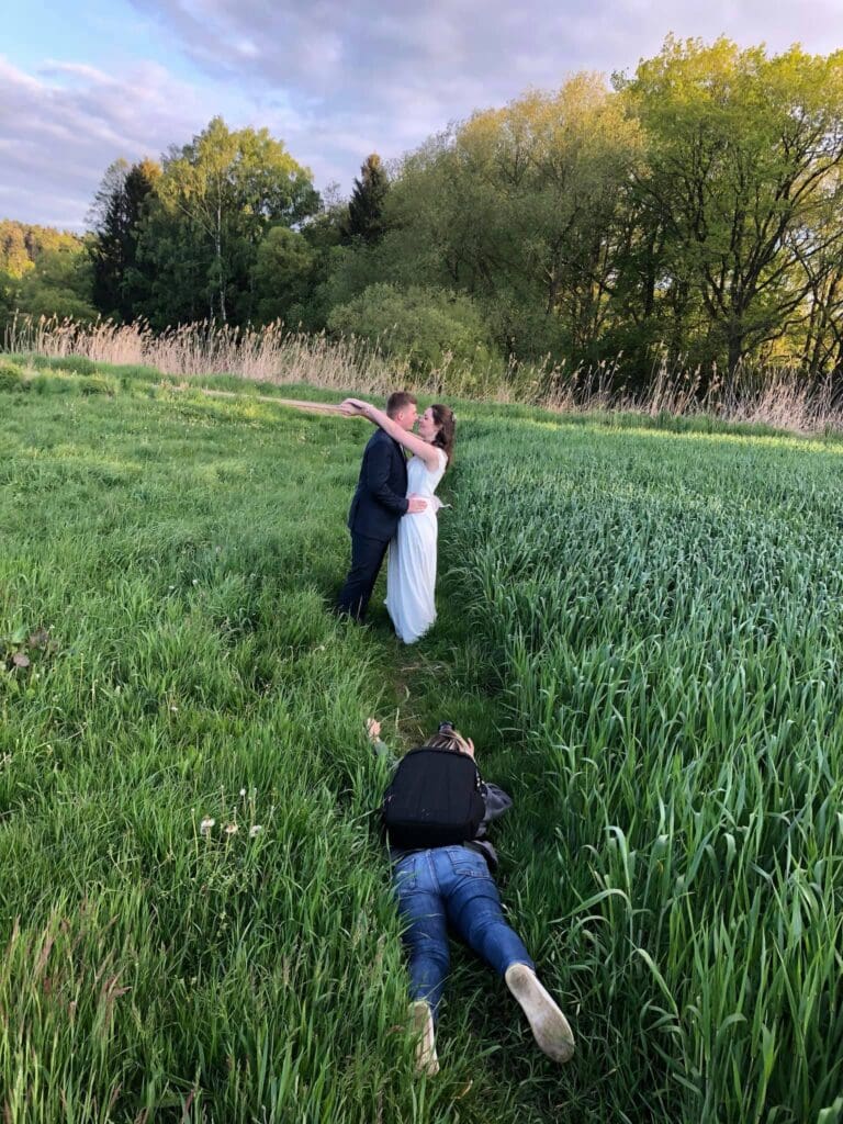 Charleston wedding photographer Lindsey Murphy capturing couple at golden hour near the Battery